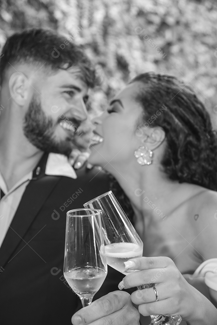 Casal prestigiando pós casamento felizes e sorridente