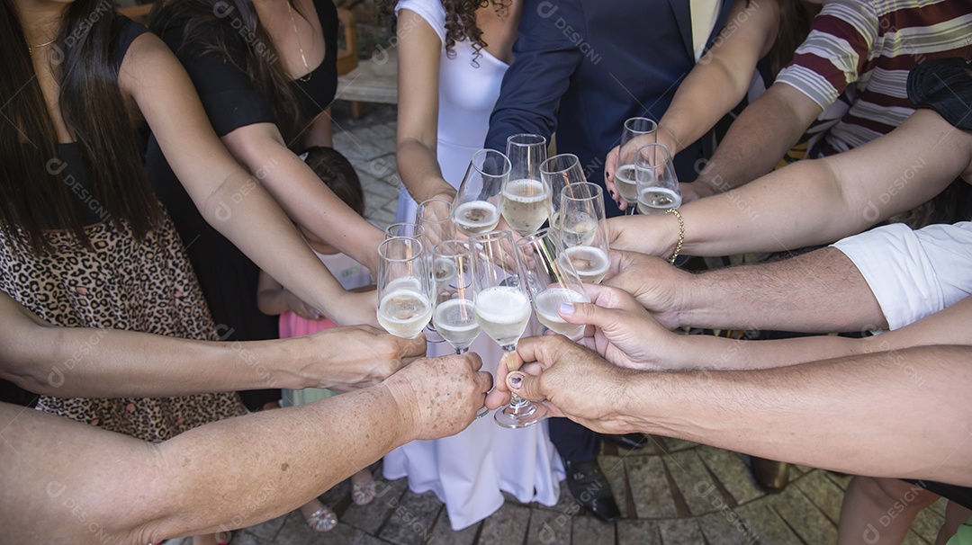 Convidados curtindo casamento