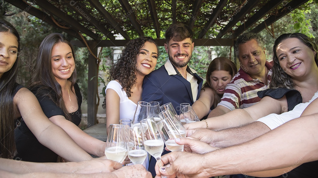 Casal prestigiando pós casamento felizes e sorridente