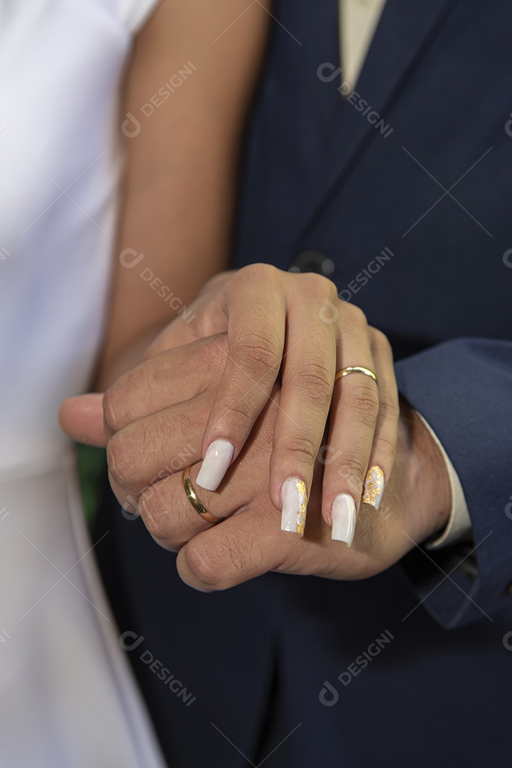Casal entrando na igreja para casar felizes e sorridente