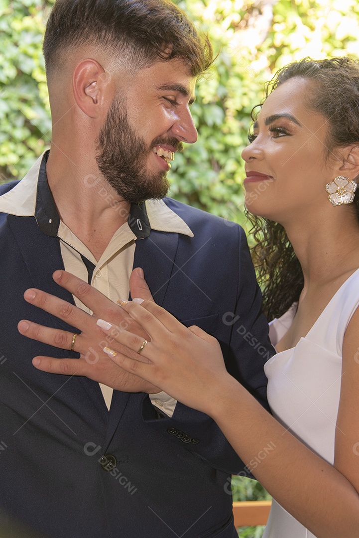 Casal entrando na igreja para casar felizes e sorridente