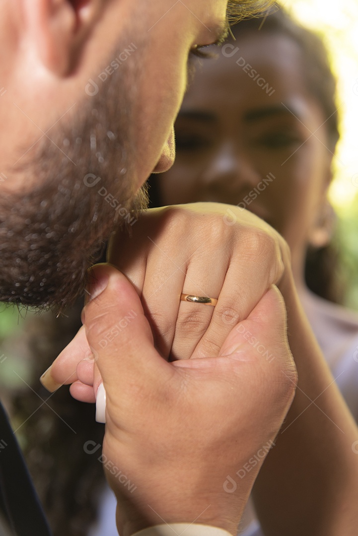 Casal prestigiando pós casamento felizes e sorridente