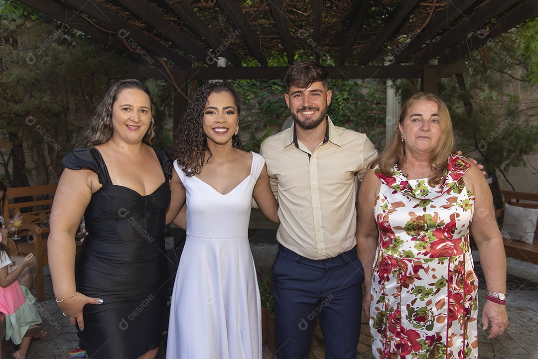 Convidados sendo fotografados com noivo e noiva