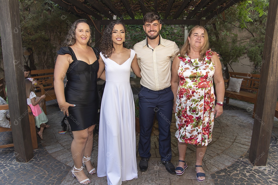 Convidados sendo fotografados com noivo e noiva