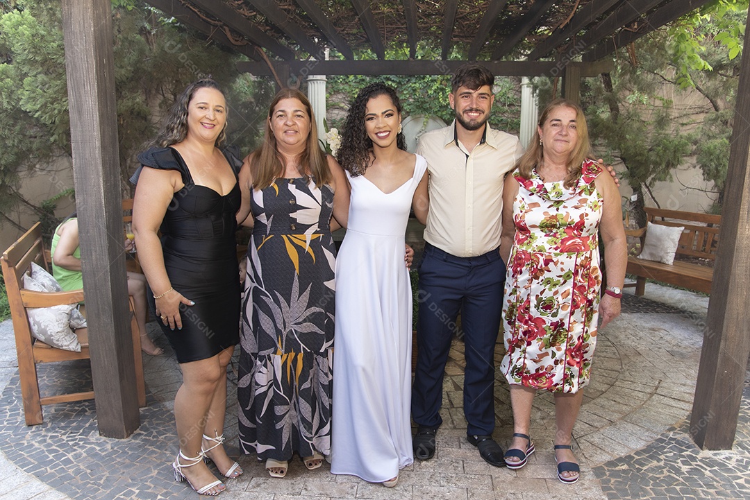 Convidados sendo fotografados com noivo e noiva