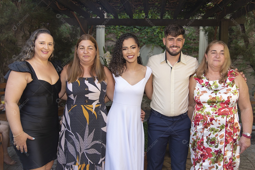 Convidados sendo fotografados com noivo e noiva