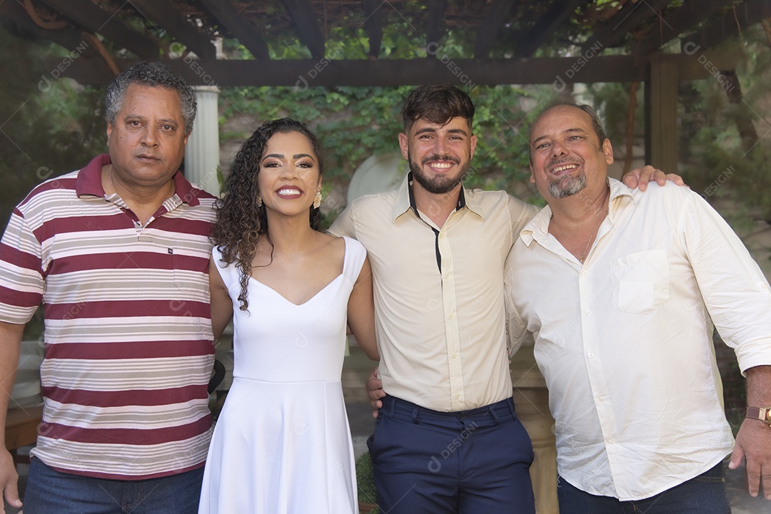 Convidados sendo fotografados com noivo e noiva