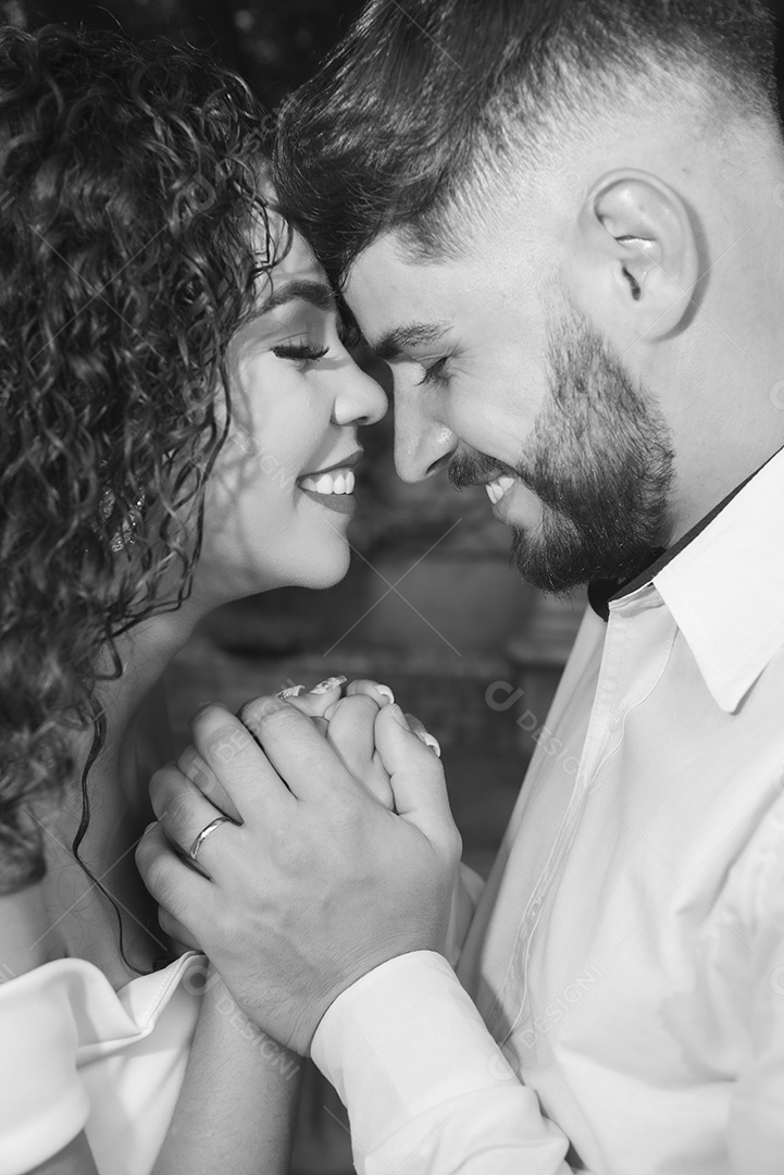 Casal prestigiando pós casamento felizes e sorridente