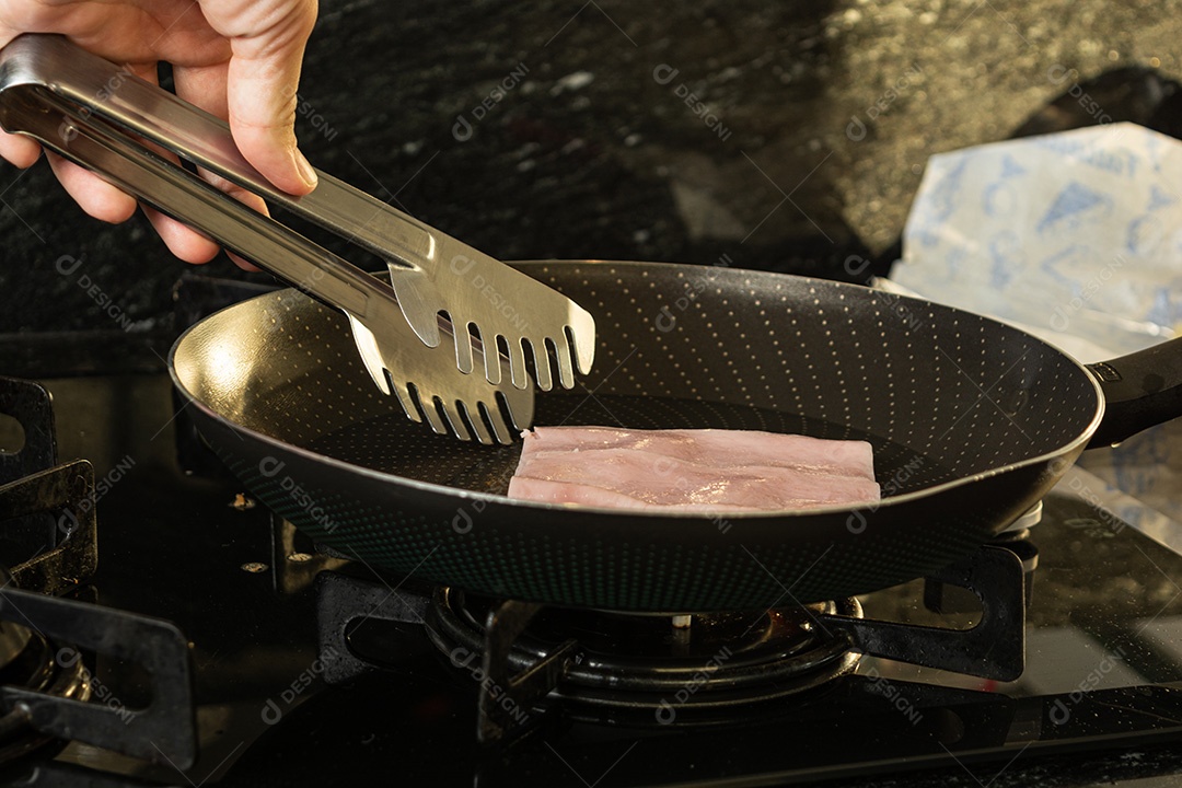 Mulher preparando sanduíche de queijo quente no café da manhã