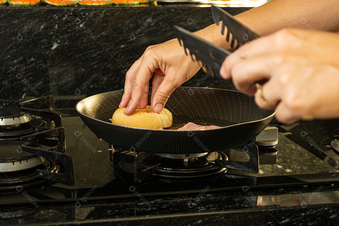 Mulher preparando sanduíche de queijo quente no café da manhã