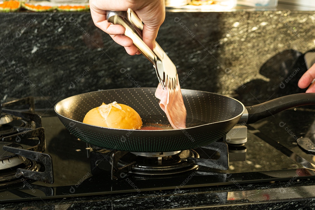 Mulher preparando sanduíche de queijo quente no café da manhã