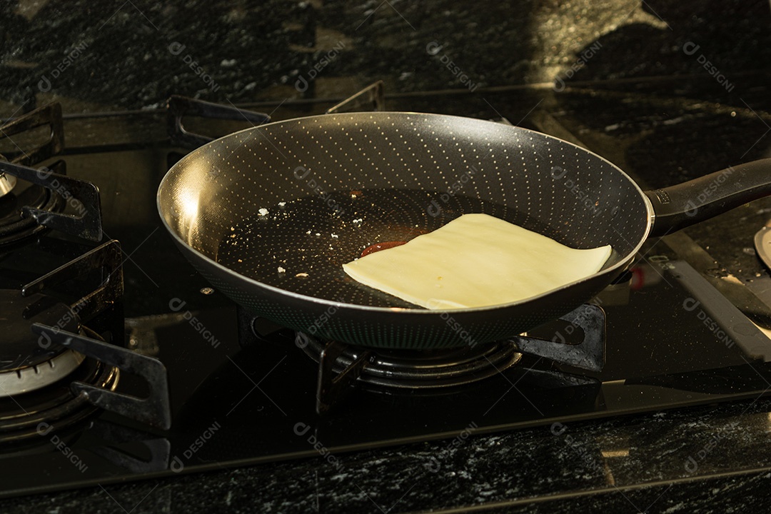 Mulher preparando sanduíche de queijo quente no café da manhã