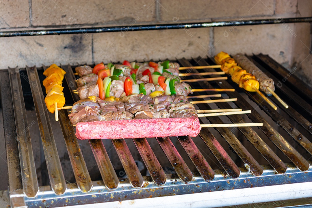 Espetinho para grelhar, espetinho brasileiro. espeto de carne, espeto de frango, espeto de linguiça