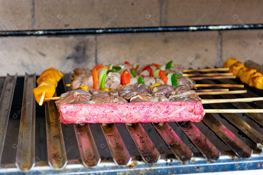 Espetinho para grelhar, espetinho brasileiro. espeto de carne, espeto de frango, espeto de linguiça