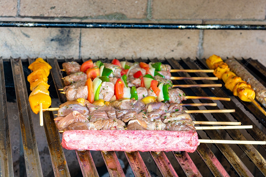 Espetinho para grelhar, espetinho brasileiro. espeto de carne, espeto de frango, espeto de linguiça