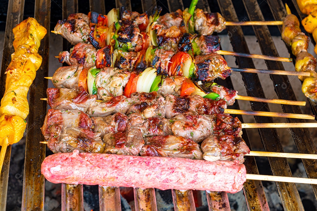 Espetinho para grelhar, espetinho brasileiro. espeto de carne, espeto de frango, espeto de linguiça