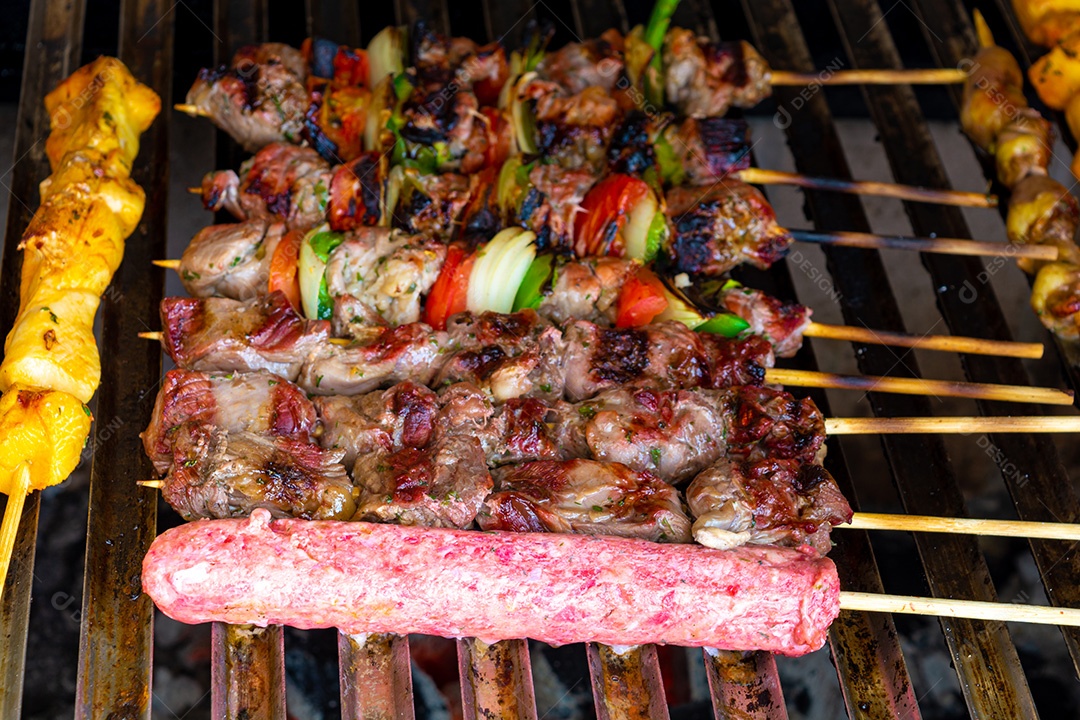 Espetinho para grelhar, espetinho brasileiro. espeto de carne, espeto de frango, espeto de linguiça