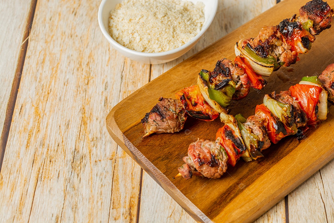 Espetinho brasileiro, carne misturada com cebola, pimentão, tomate.