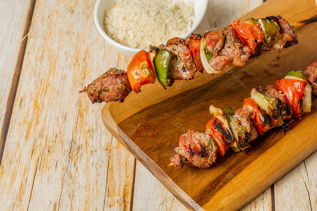 Espetinho brasileiro, carne misturada com cebola, pimentão, tomate.