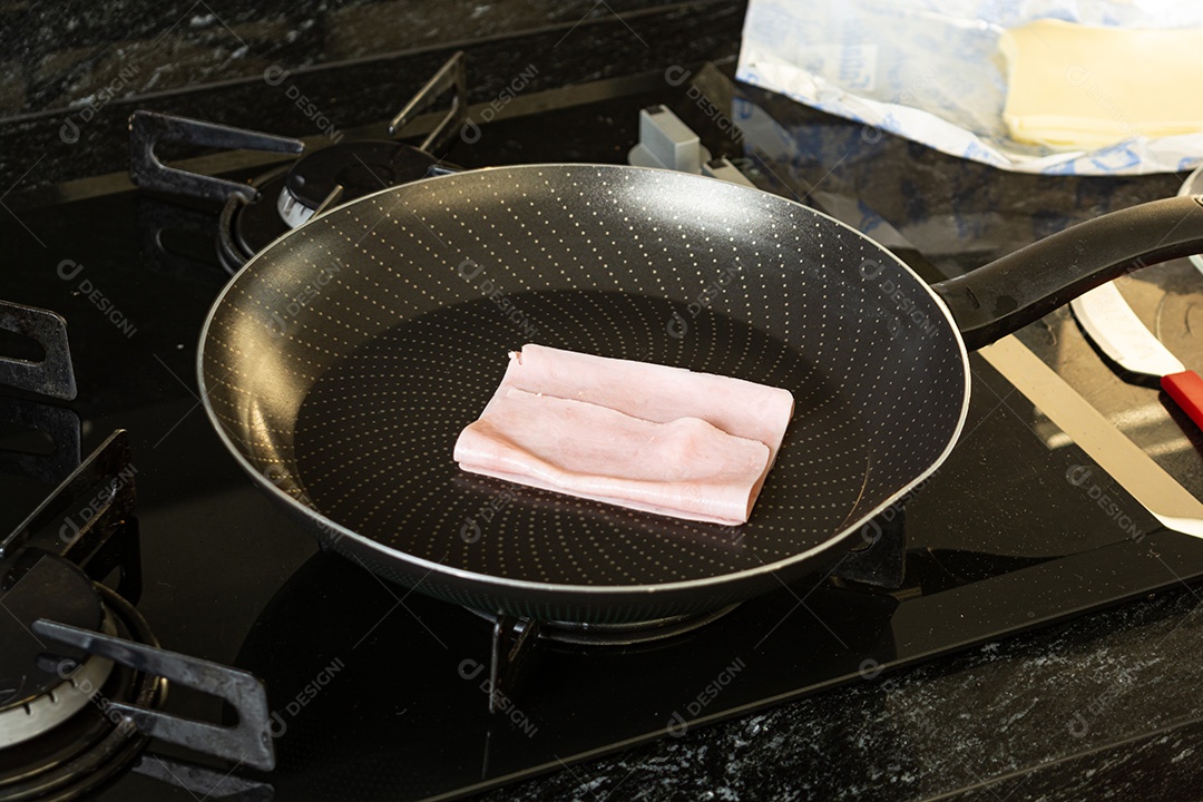 Mulher preparando sanduíche de queijo quente no café da manhã