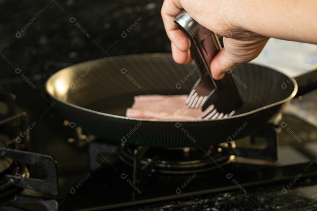 Mulher preparando sanduíche de queijo quente no café da manhã