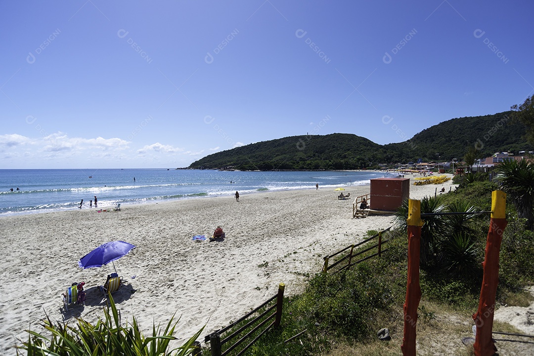 Linda paisagem praia mar ondas céu azul