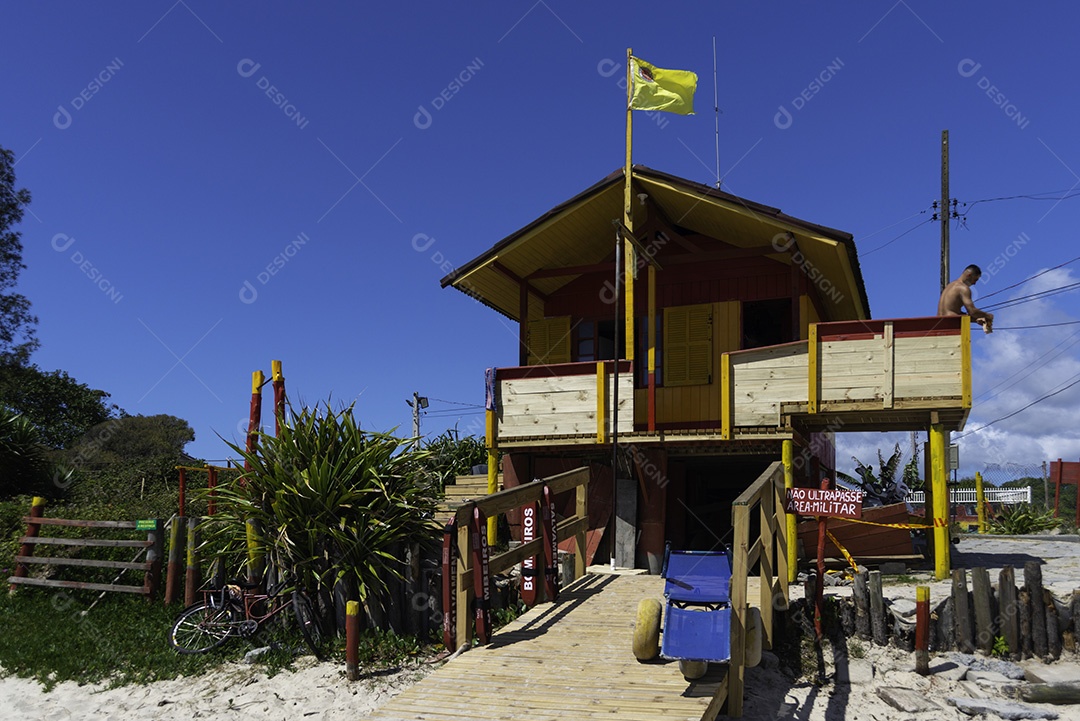 Casa de madeira frente praia areia verão ferias