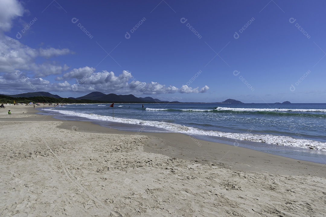 Linda paisagem praia mar ondas céu azul