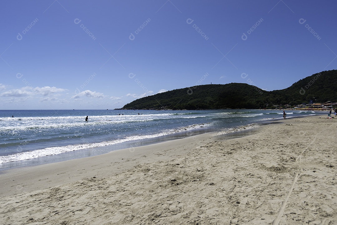 Linda paisagem praia mar ondas céu azul