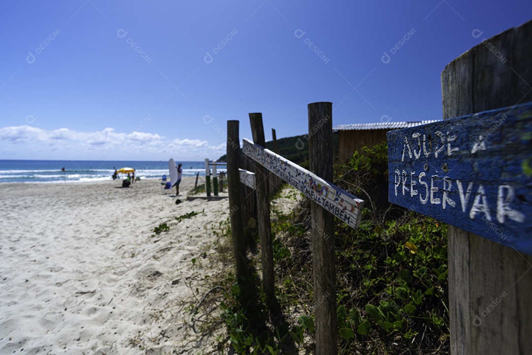 Linda paisagem praia mar ondas céu azul