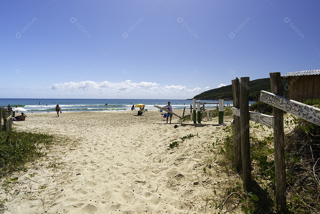 Linda paisagem praia mar ondas céu azul