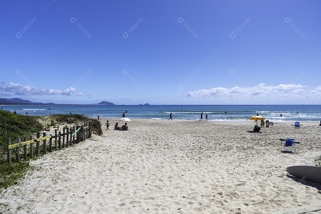 Linda paisagem praia mar ondas céu azul