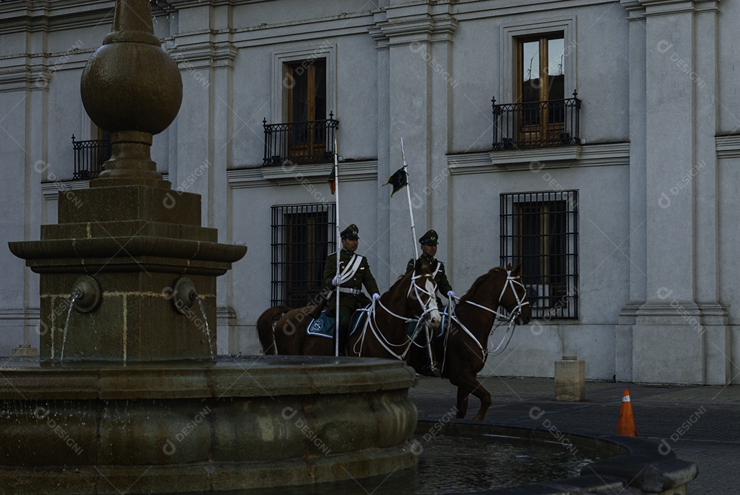 Soldados do exército que marcham na parada militar