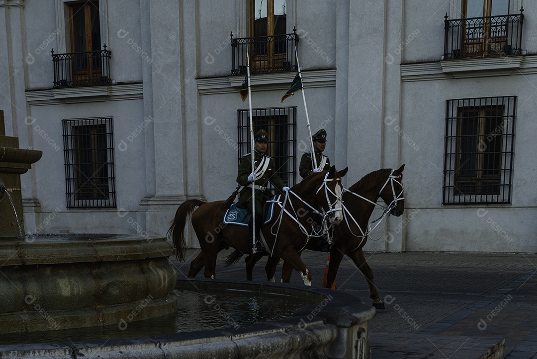Soldados do exército que marcham na parada militar
