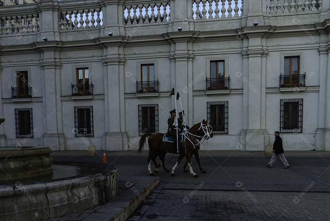 Soldados do exército que marcham na parada militar