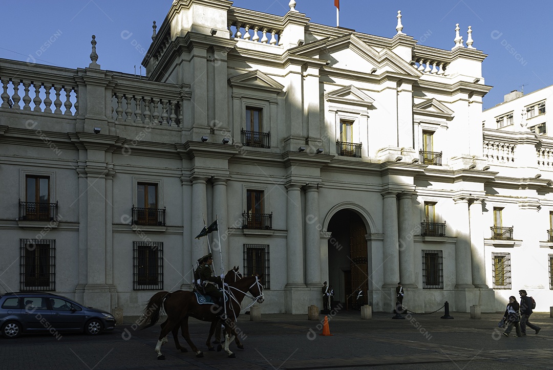 Soldados do exército que marcham na parada militar