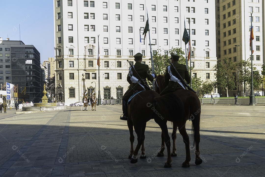 Soldados do exército que marcham na parada militar
