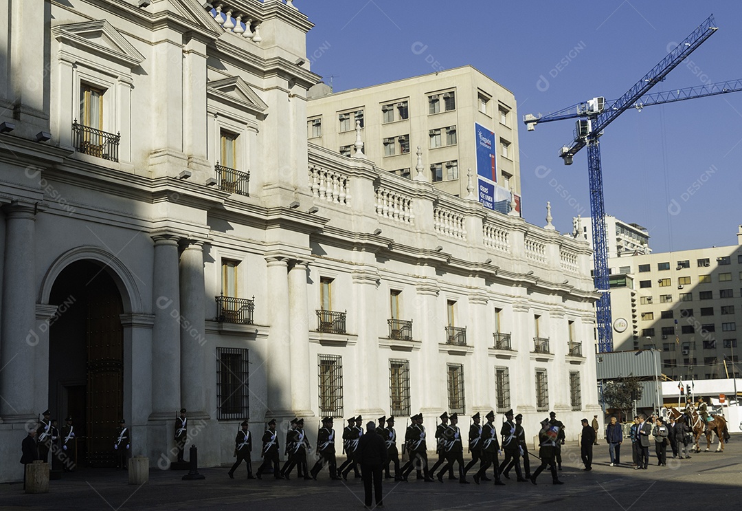 Soldados do exército que marcham na parada militar