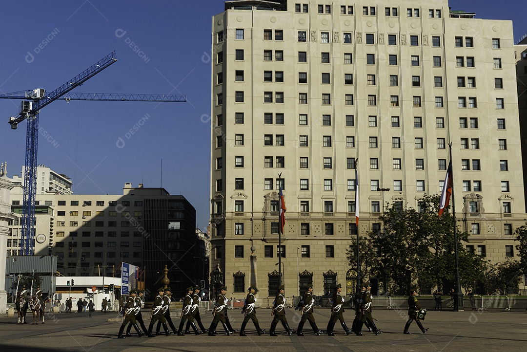Soldados do exército que marcham na parada militar