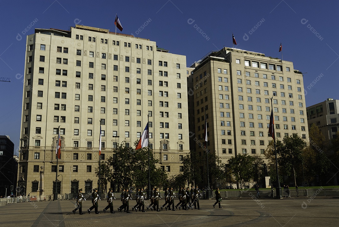 Soldados do exército que marcham na parada militar