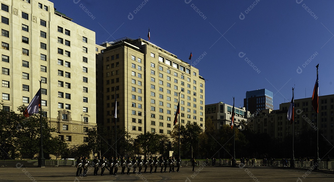 Soldados do exército que marcham na parada militar