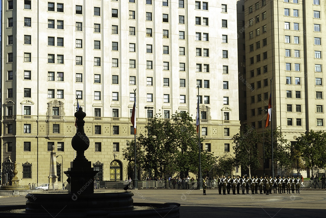 Soldados do exército que marcham na parada militar