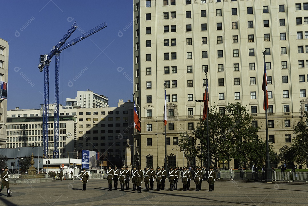 Soldados do exército que marcham na parada militar