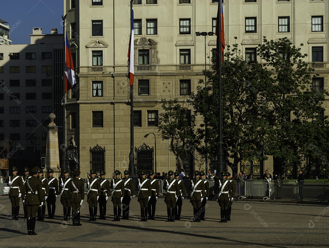 Soldados do exército que marcham na parada militar