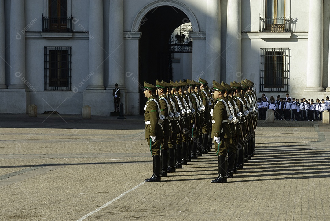 Soldados do exército que marcham na parada militar