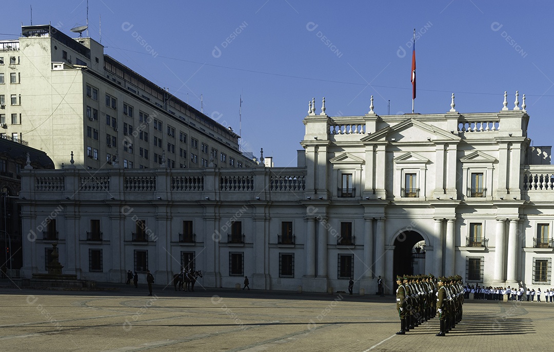 Soldados do exército que marcham na parada militar