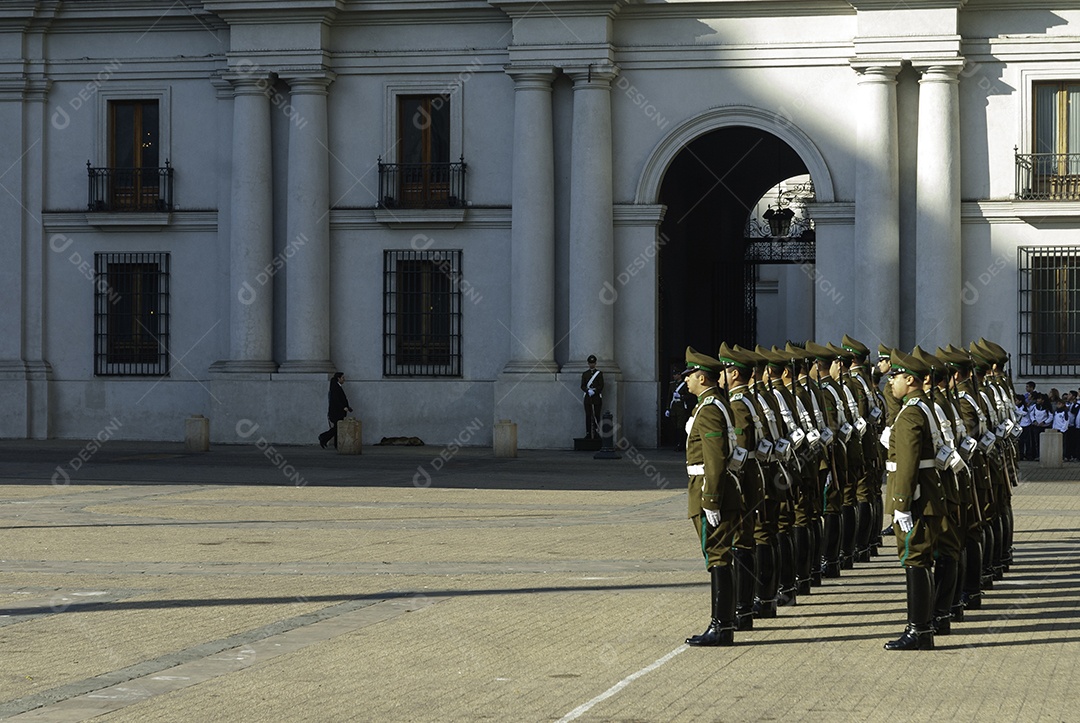Soldados do exército que marcham na parada militar