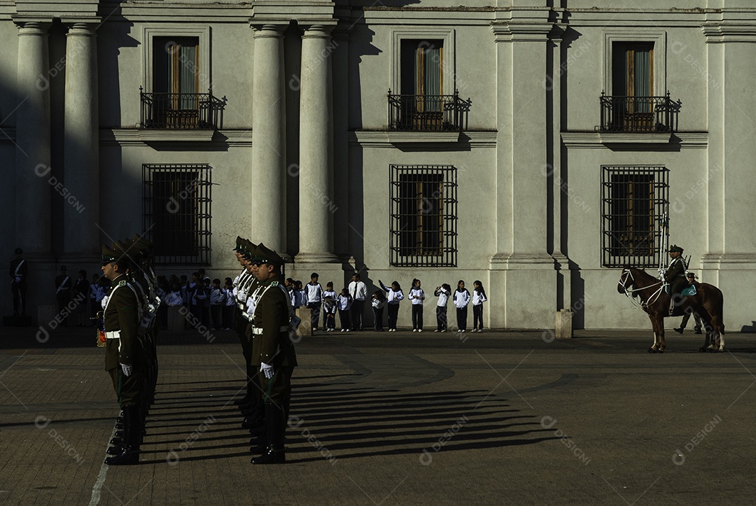 Soldados do exército que marcham na parada militar