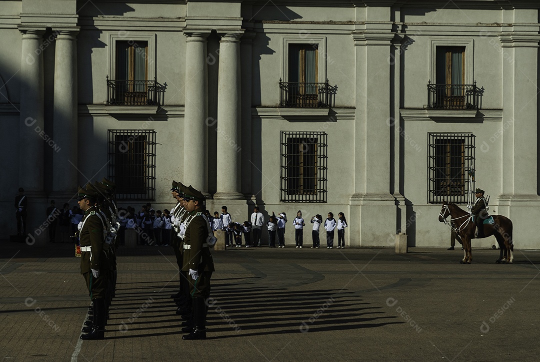 Soldados do exército que marcham na parada militar