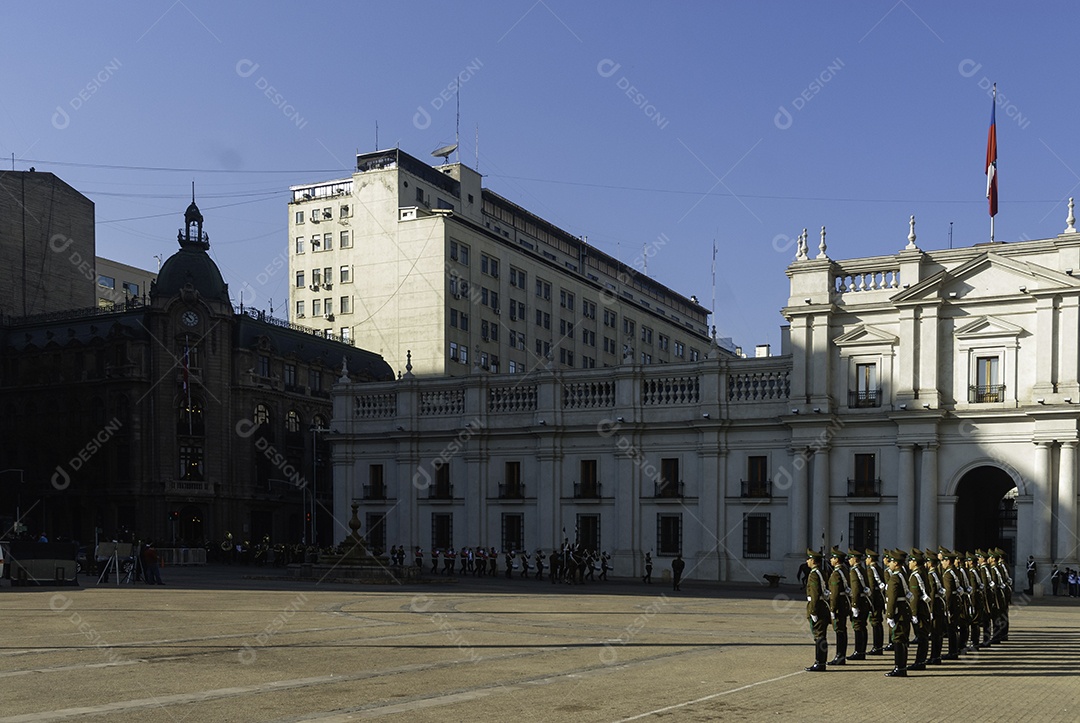Soldados do exército que marcham na parada militar